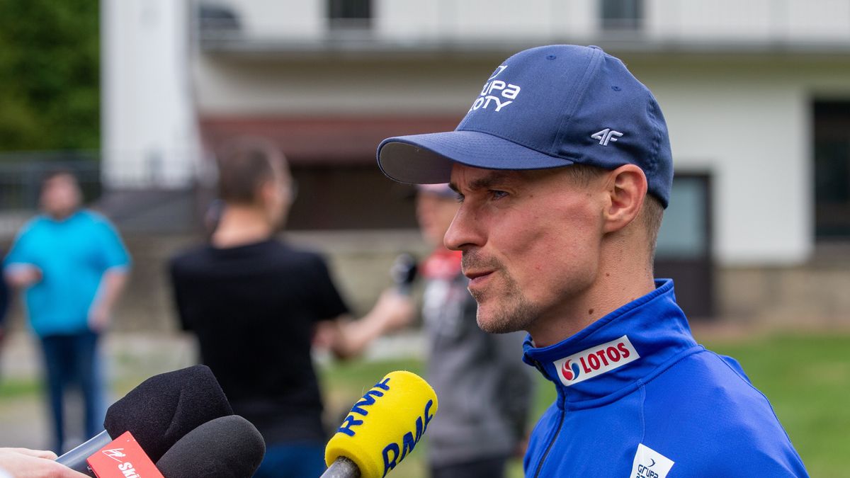 Szczyrk, 27.05.2022. Piotr Żyła podczas konferencji prasowej kadry narodowej A w skokach narciarskich, z udziałem trenera Thomasa Thurnbichlera w Centralnym Ośrodku Sportu w Szczyrku, 27 bm. (js) PAP/Zbigniew Meissner