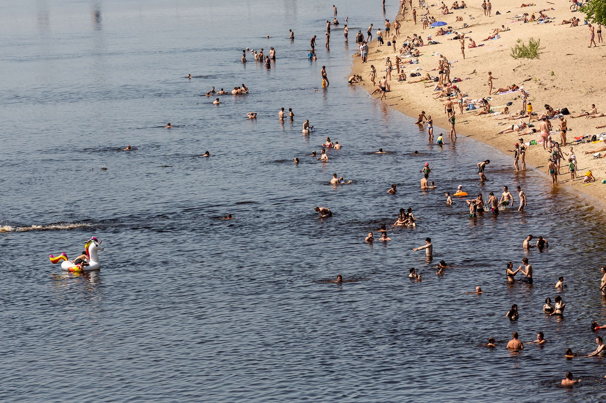 Kijów wraca do życia. Miejska plaża, ulice i bulwary pełne ludzi 3