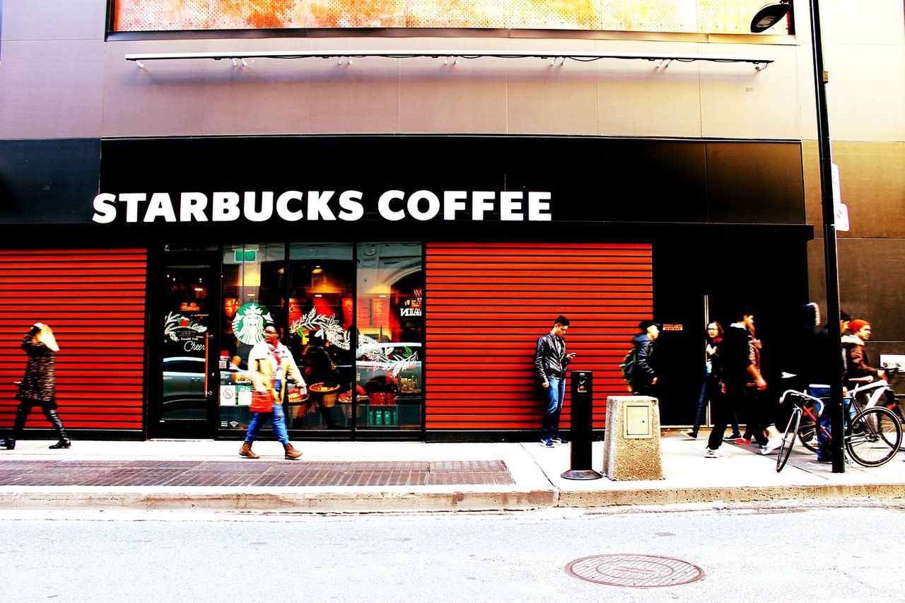 Starbucks zwolnił kobietę po incydencie na tle rasistowskim.
