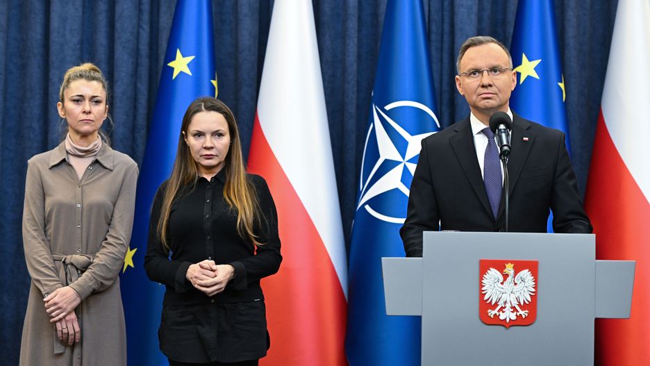 Warszawa, 11.01.2024. Prezydent RP Andrzej Duda (P), żona Mariusza Kamińskiego Barbara Kamińska (C) i żona Macieja Wąsika Roma Wąsik (L) podczas oświadczenia, 11 bm. w Pałacu Prezydenckim w Warszawie. Prezydent poinformował, że wszczął postępowanie ułaskawieniowe wobec Mariusza Kamińskiego i Macieja Wąsika. (sko) PAP/Radek Pietruszka