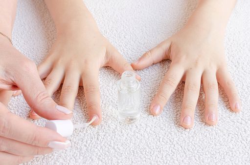 Istnieją specjalne lakiery do paznokci, które uniemożliwiają obgryzanie