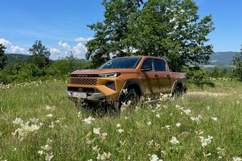 Pierwsza jazda: Toyota Hilux po raz dziewiąty, poprawiony. A na dokładkę prąd