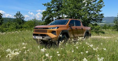 Pierwsza jazda: Toyota Hilux po raz dziewiąty, poprawiony. A na dokładkę prąd