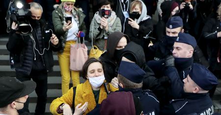 Warszawa. Burzliwy protest przed Sądem Okręgowym. Interweniowała policja