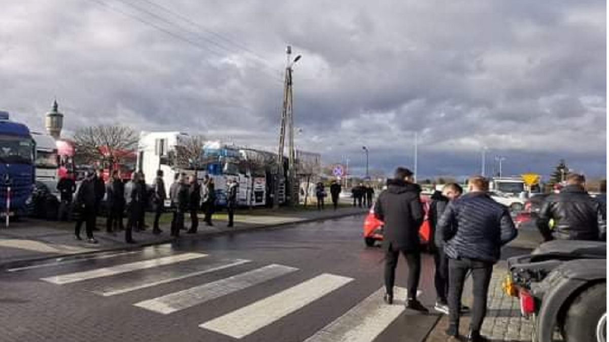 Żałobny konwój ciężarówek przejechał ulicami Wrześni. Kierowca osierocił trójkę dzieci