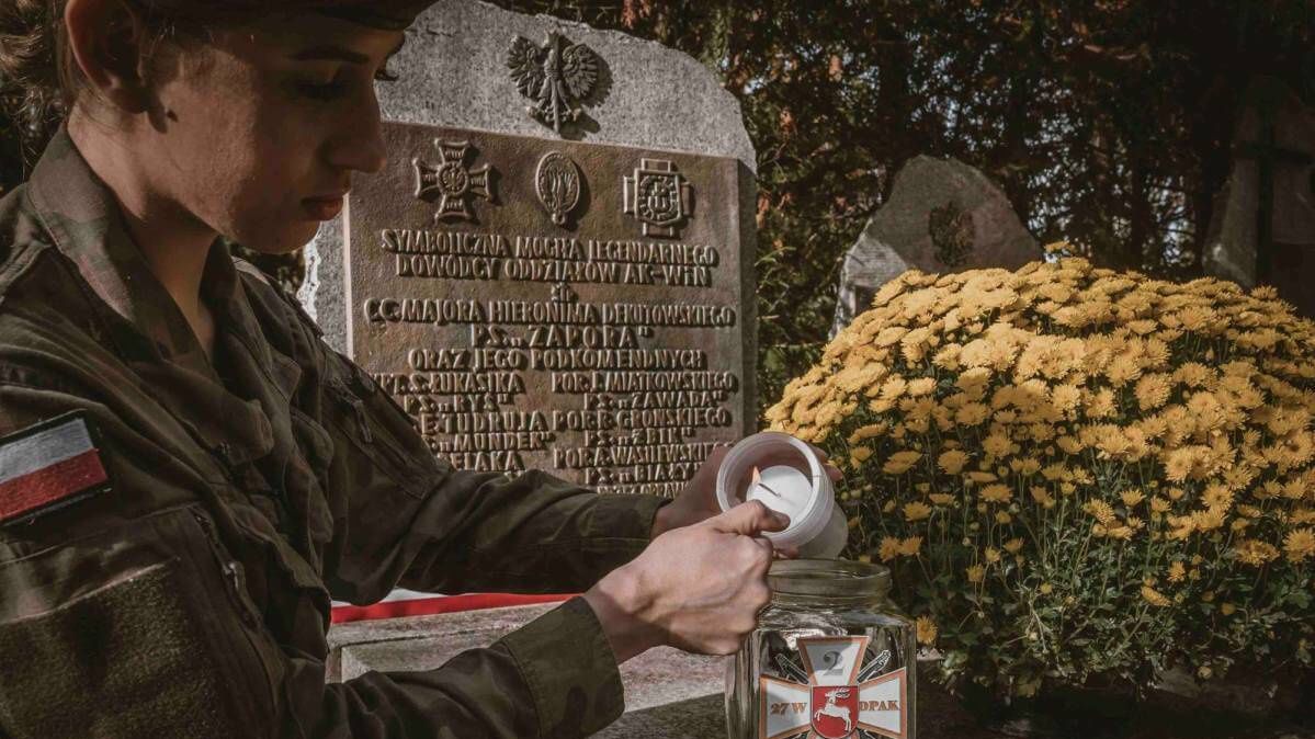 Żołnierz odpala znicz