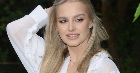 Wyleguje się nad basenem. Bikini Pisarek nie ma sobie równych
