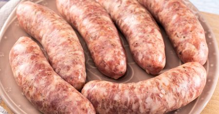 Białą kiełbasę mrozić przed czy po parzeniu? Błąd sprawi, że mięso straci na smaku i strukturze