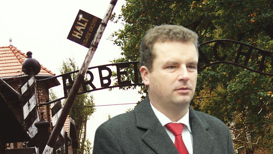 Poseł Konfederacji Jacek Wilk zamieścił na Twitterze skandaliczną grafikę, w której wykorzystał symbole obozu koncentracyjnego.