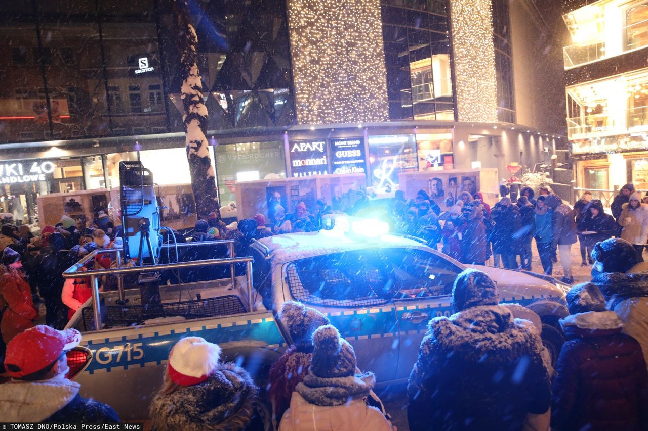 Zakopane i najazd turystów. Policja przez wiele godzin musiała upominać turystów gromadzących się na Krupówkach