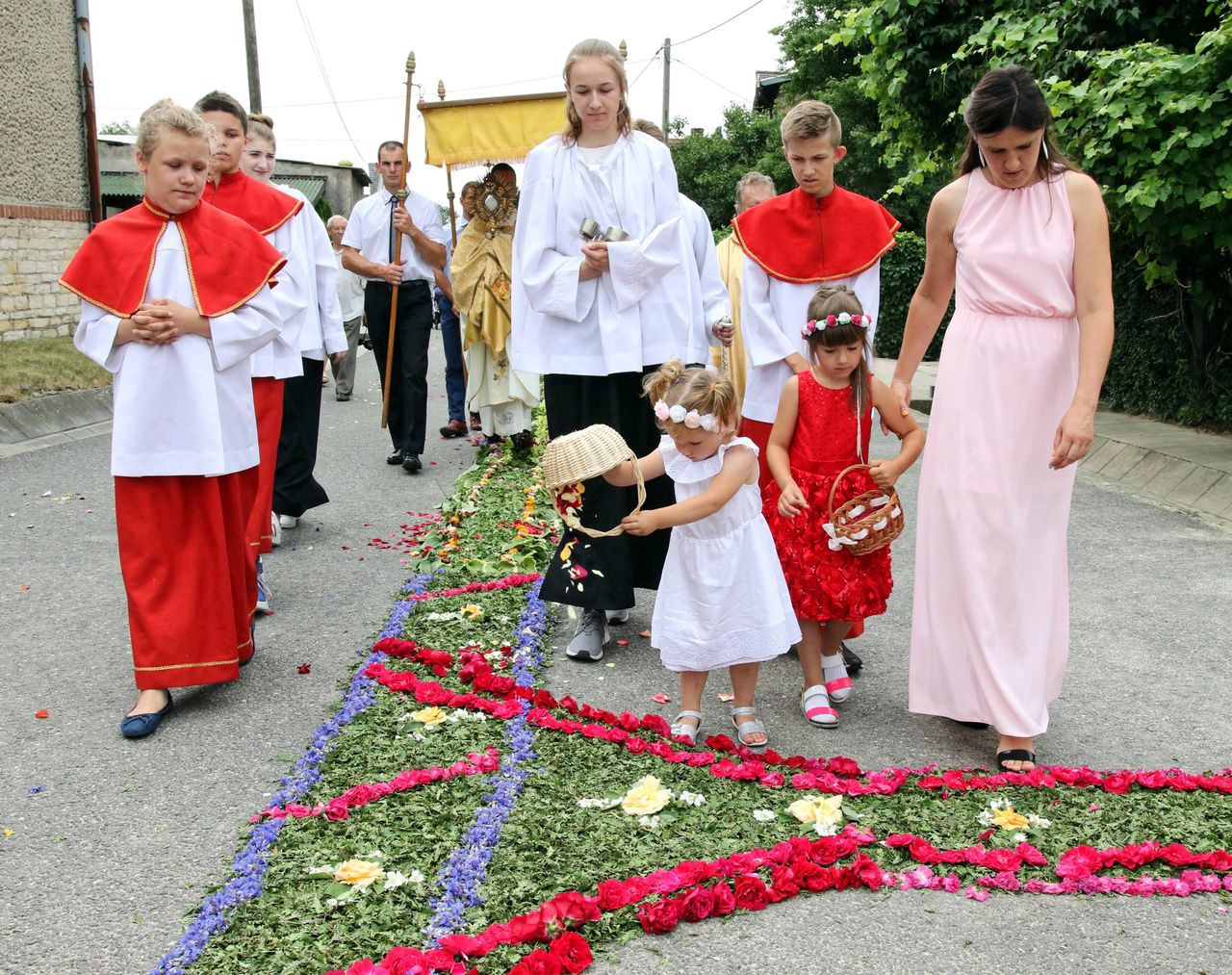 Boże Ciało. Tak wyglądała procesja po kwiatowym kobiercu w Kluczu i Olszowej podczas uroczystości święta Najświętszego Ciała i Krwi Chrystusa w ubiegłym roku. W 2020 roku wszystko będzie inaczej.