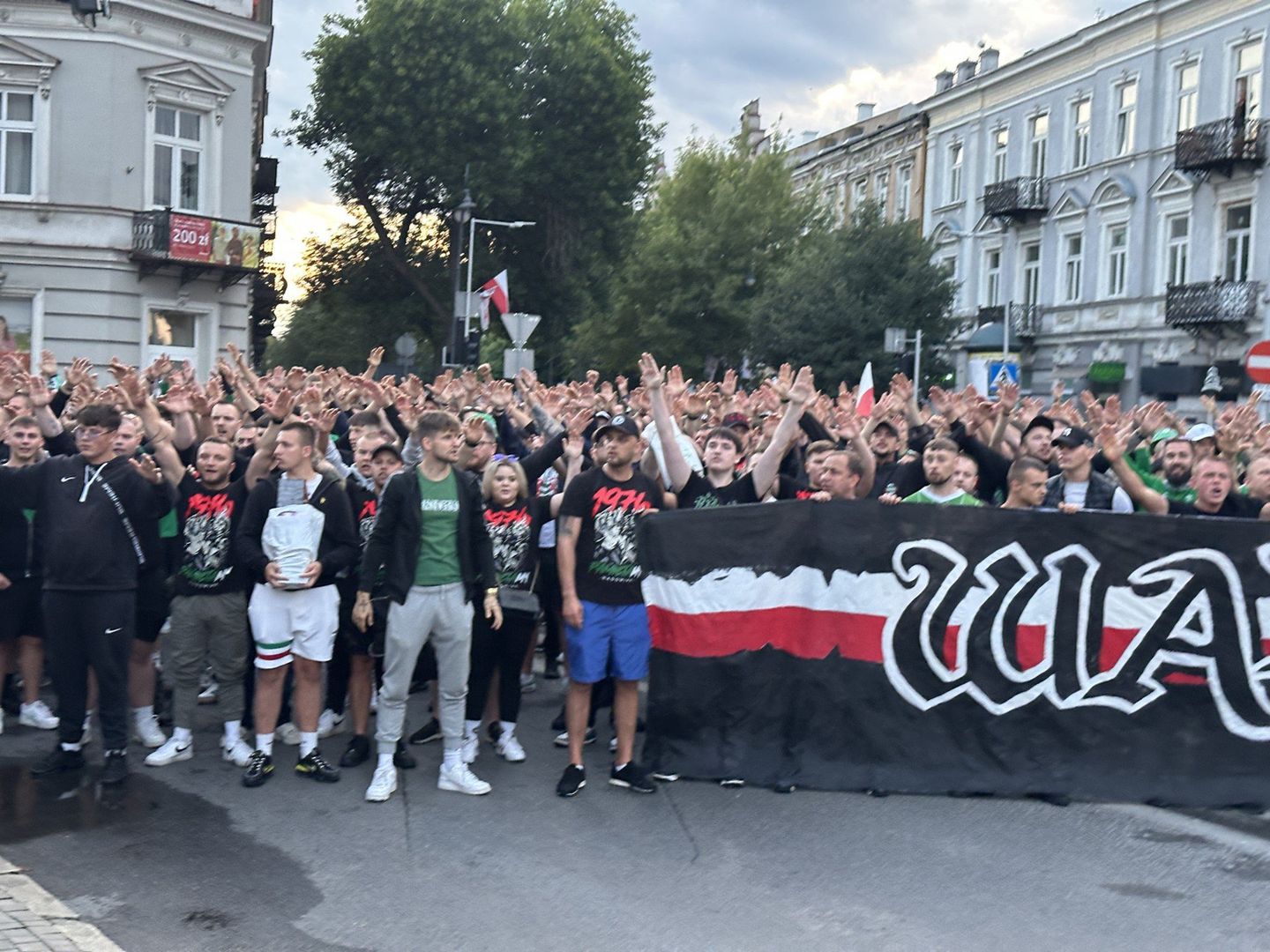 Pod pomnikiem manifestowało kilkuset kibiców Radomiaka Radom.