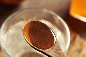 Wlej 1 łyżkę do szklanki z wodą i pij codziennie. Pomoże spalić tłuszcz i obniżyć cholesterol