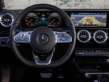 Bydgoszczy: Czterej mężczyźni zatrzymani za próbę kradzieży mercedesa. Chcieli wciągnąć auto na lawetę