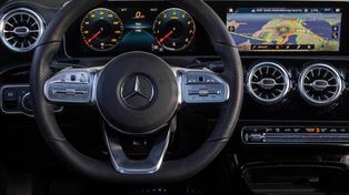 Bydgoszczy: Czterej mężczyźni zatrzymani za próbę kradzieży mercedesa. Chcieli wciągnąć auto na lawetę