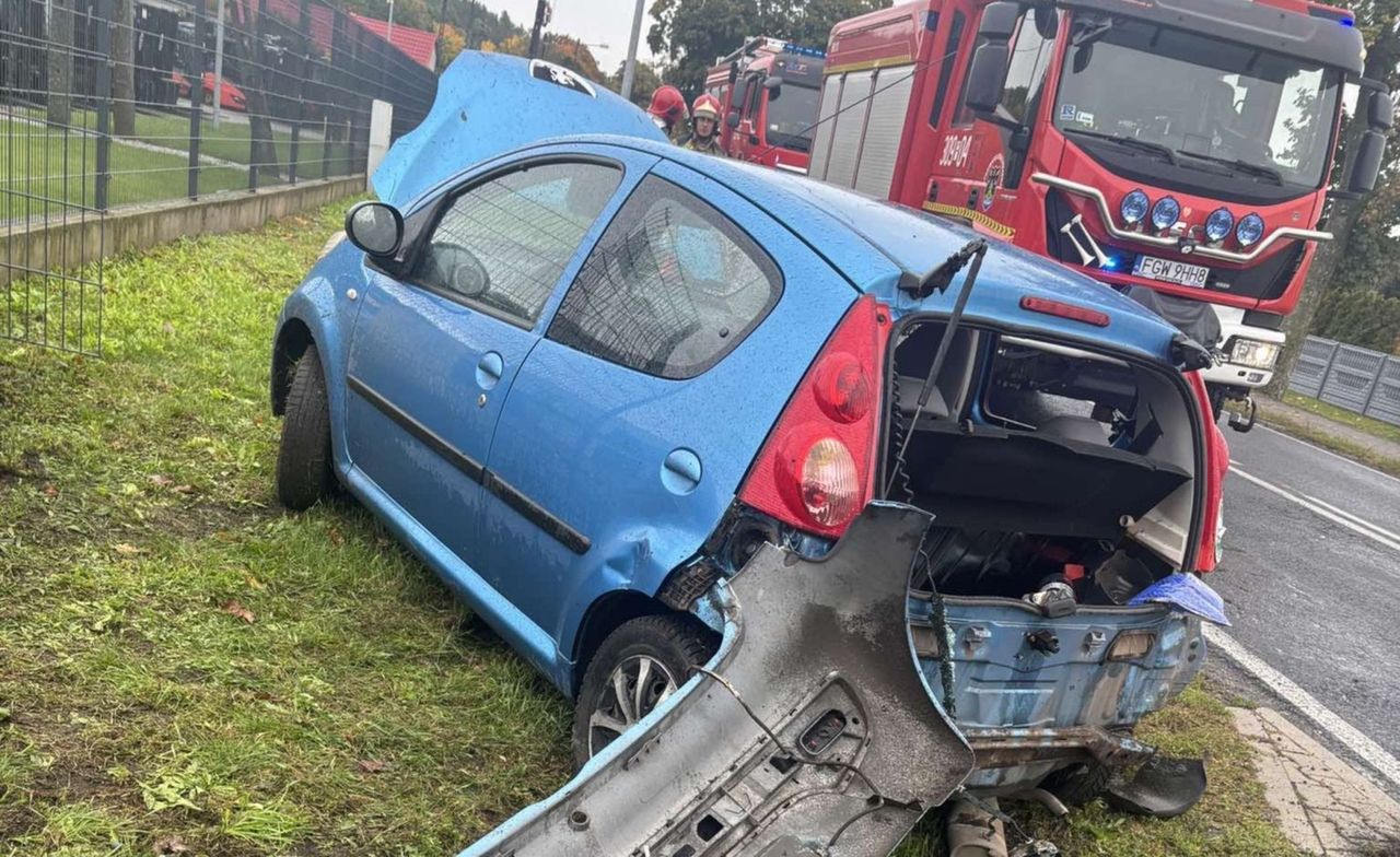 Motylewo: Wypadek na DW132. Kierująca peugeotem wjechała w ogrodzenie
