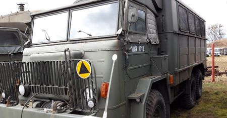 Autobus za 9,5 tys. zł, fiat za 1,5 tys. Tak wojsko wyprzedaje swój sprzęt