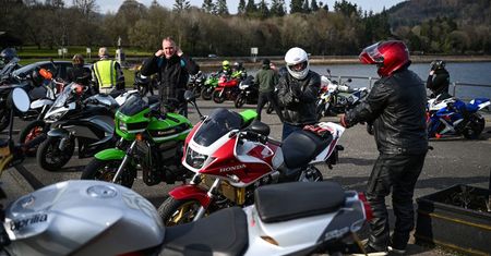 Zakaz aut spalinowych w Wielkiej Brytanii od 2030 r. Wiemy, co z motocyklami