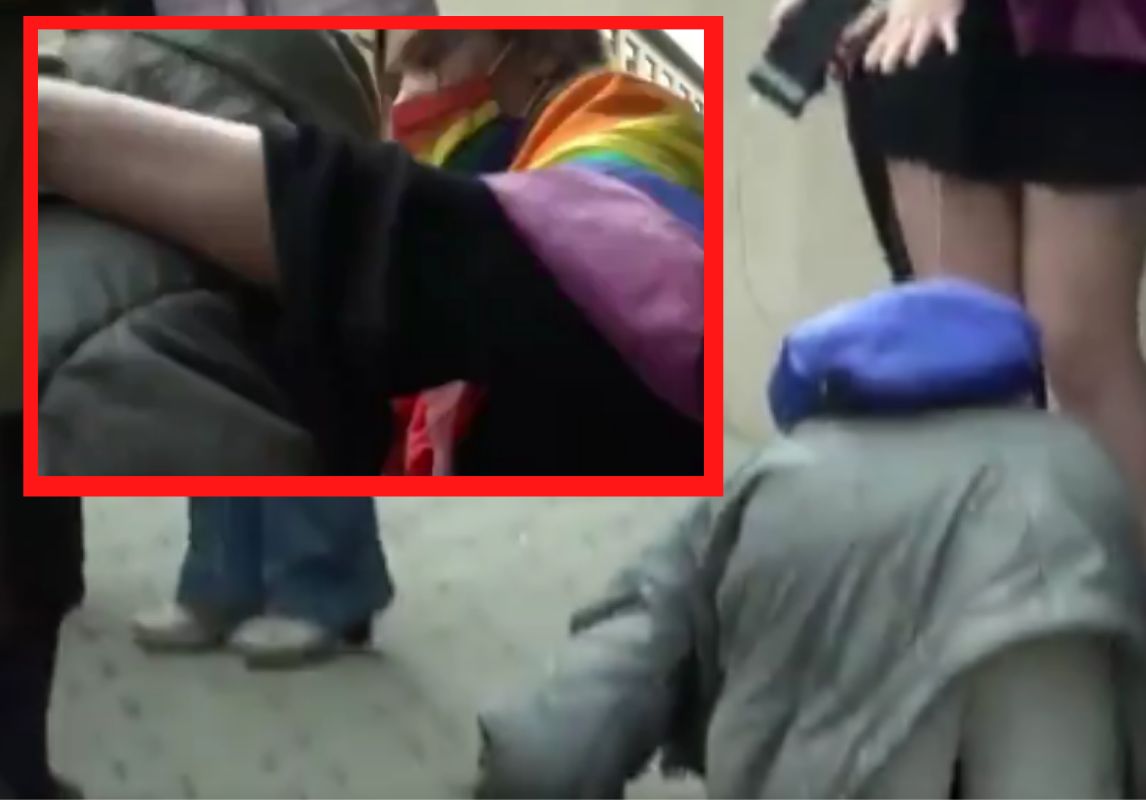 Zapłakana staruszka podeszła do aktywistki LGBT. Ucałowała jej stopę?