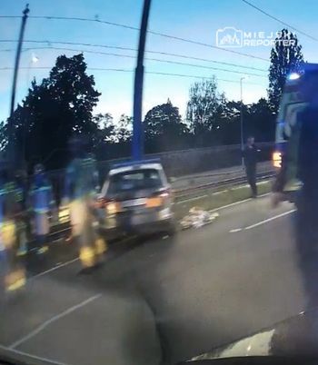 Warszawa: Wypadek na Odrowąża. Nie żyje jeden z pasażerów. Drugi wciąż jest nieprzytomny