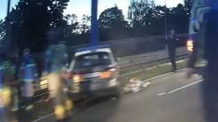 Warszawa: Wypadek na Odrowąża. Nie żyje jeden z pasażerów. Drugi wciąż jest nieprzytomny