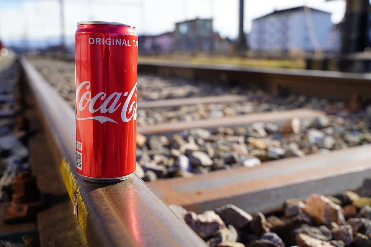 Wrocław. Wybili mu szybę z powodu Coca-Coli. Policja szuka złodzieja