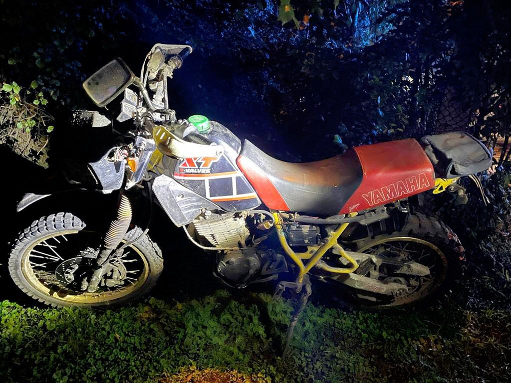 Wjechał motocyklem w ogrodzenie. Policjanci szybko poznali powód