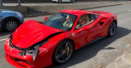 Przejechał zaledwie kilka kilometrów. Nowe ferrari nadaje się do remontu