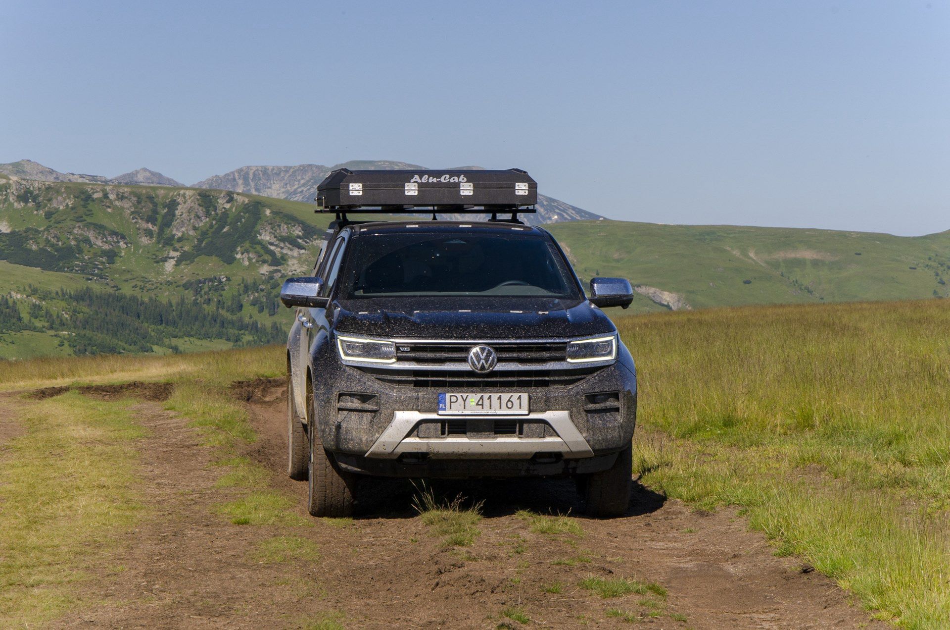 VW Amarok z zabudową i namiotem Alu-Cab