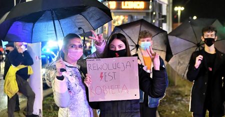 Strajk kobiet. Wrocław. Zaatakował dziennikarkę, wyszedł na wolność. Lewica chce wyjaśnień