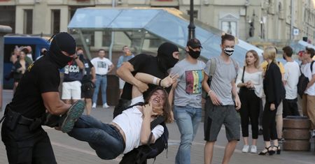 Wybory na Białorusi. Protesty i wyłom w obozie władzy. "Służby mundurowe służą narodowi, a nie jednemu człowiekowi"