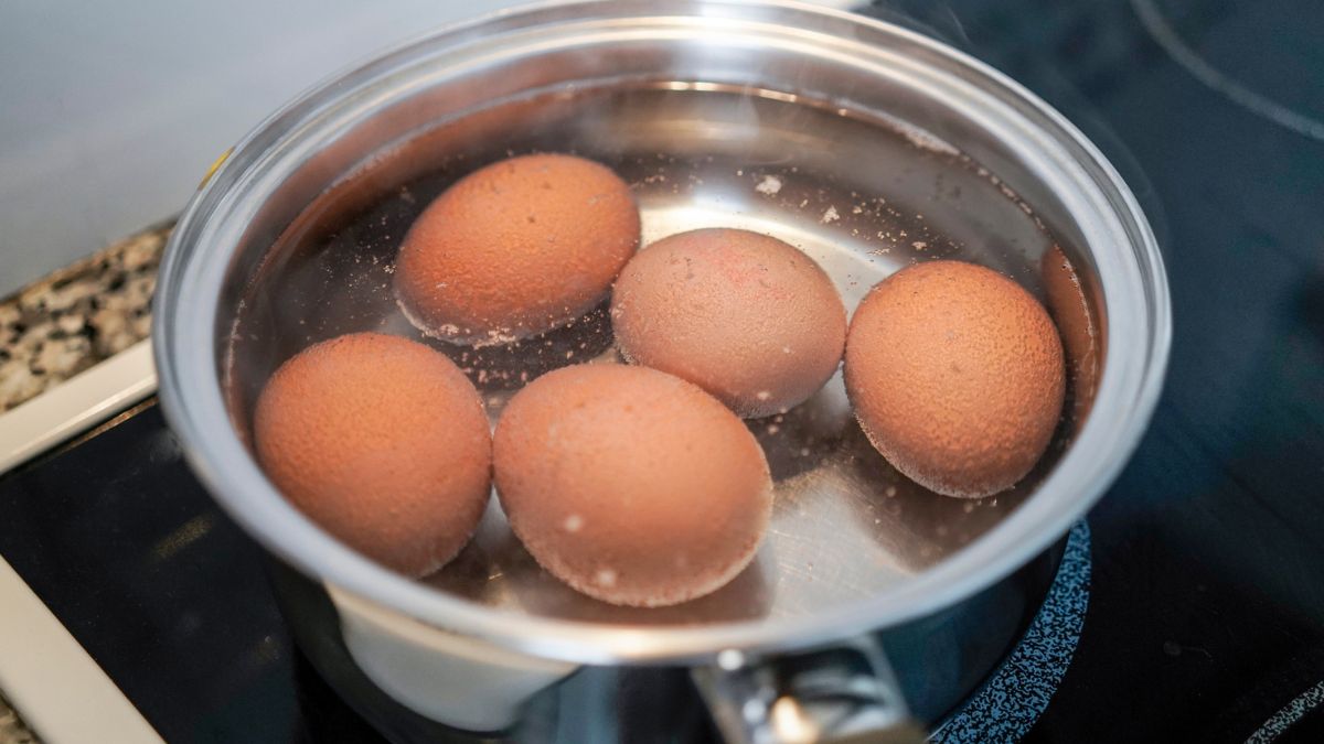 Jaja gotujące się w wodzie