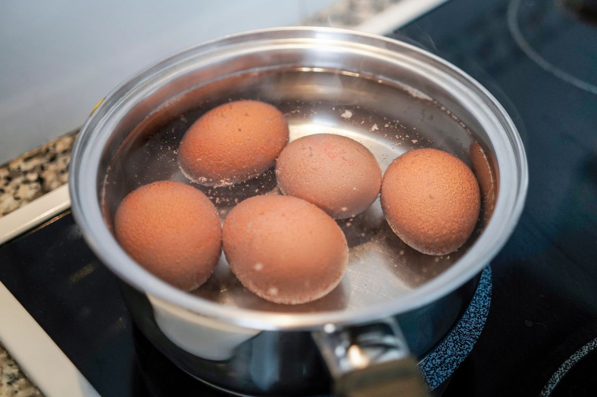 Jaja gotujące się w wodzie