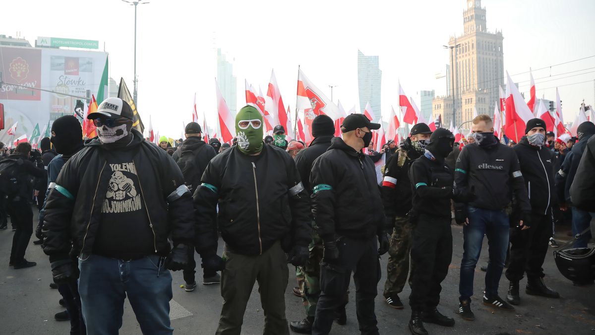 Warszawa, 11.11.2021. Uczestnicy Marszu Niepodległości, 11 bm. w Warszawie. Marsz pod hasłem �Niepodległość nie na sprzedaż� przechodzi ulicami Warszawy w kierunku Stadionu Narodowego. Trwają obchody Święta Niepodległości. (kf) PAP/Wojciech Olkuśnik