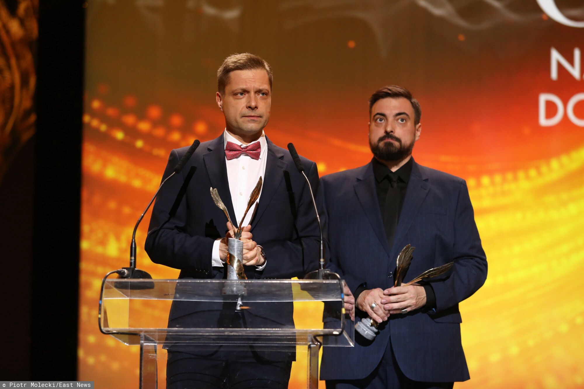 Marek i Tomasz Sekielscy odbierają nagrodę Orła za film "Tylko nie mów nikomu" 