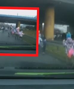 Dzieci pod okiem nauczycielek biegły po drodze szybkiego ruchu