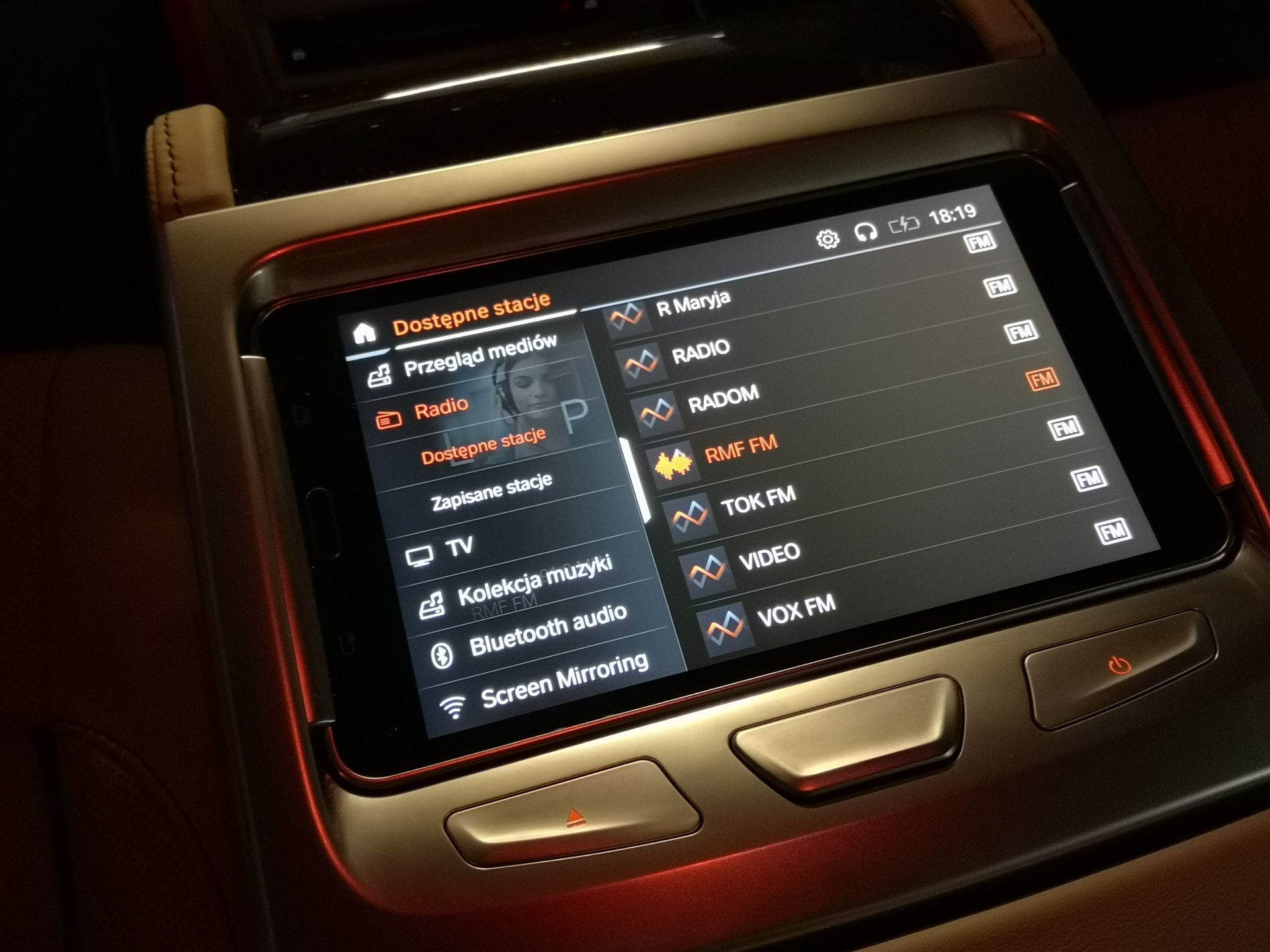 BMW 750i xDrive: Systemy wsparcia kierowcy, Night Vision, zdalne sterowanie i audio Bowers & Wilkins 53