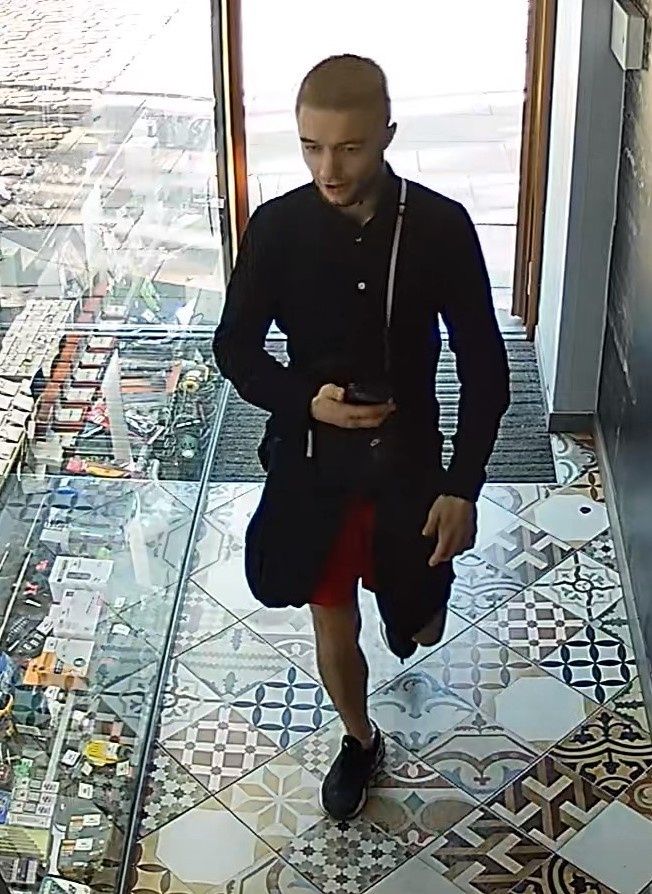Policjanci próbują ustalić jego tożsamość.