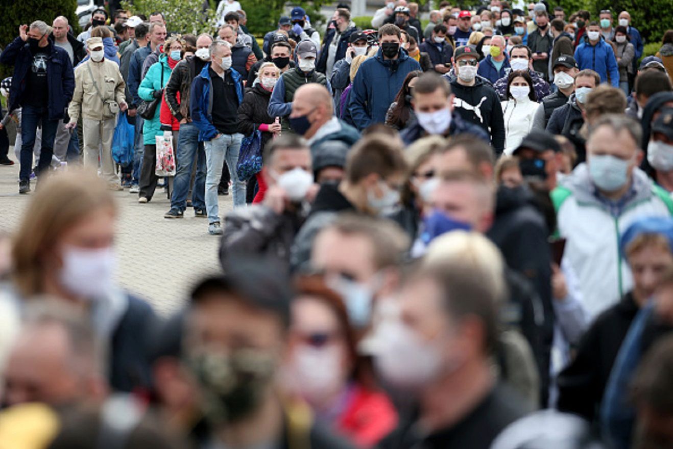 Mińsk. Kolejki do podpisów na listy poparcia dla opozyjnych kandydatów 