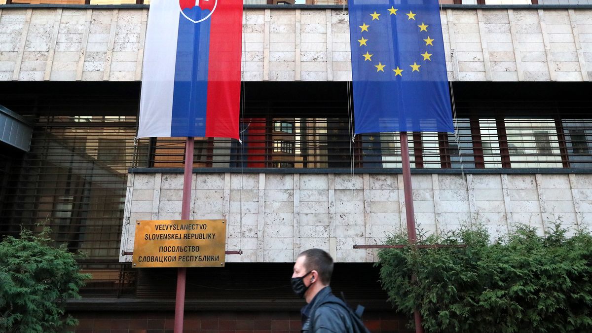 MOSCOW, RUSSIA - APRIL 22, 2021: Flags of Slovakia and the EU flown outside the Slovak Embassy. Alexander Shcherbak/TASS (Photo by Alexander Shcherbak\TASS via Getty Images)