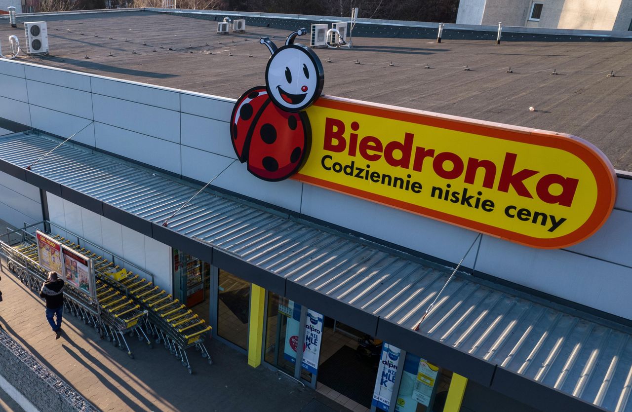 Pod Biedronką rozłożono czerwony dywan. O co chodzi?