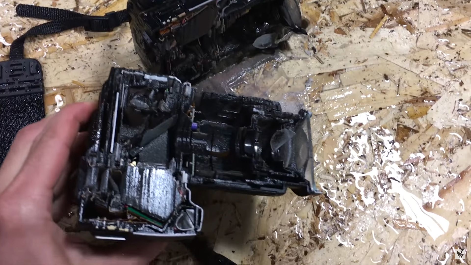 Czy można wodą przeciąć aparat na pół? Zobaczcie sami 2