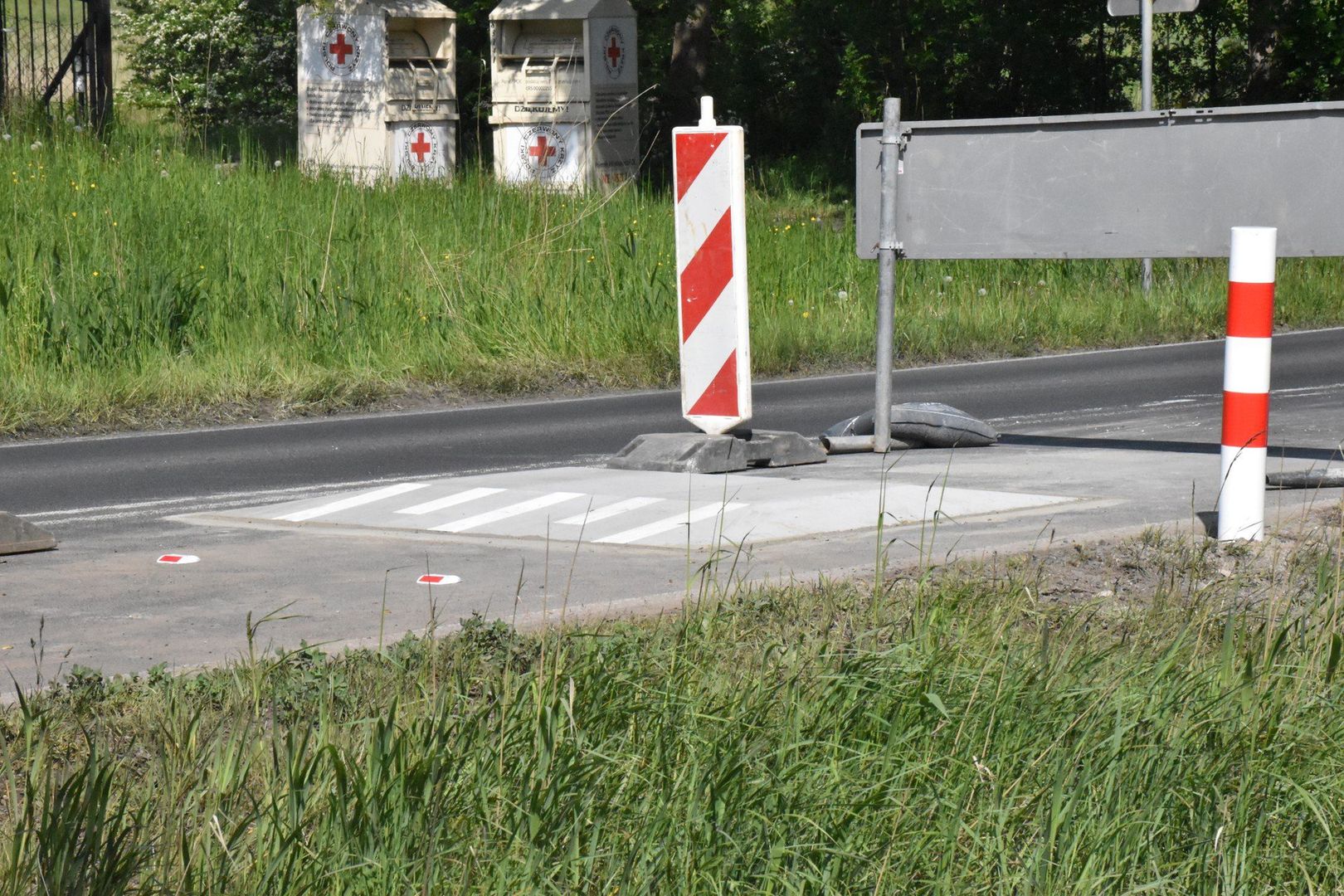 Budowa progów zwalniających w Strzeżenicach