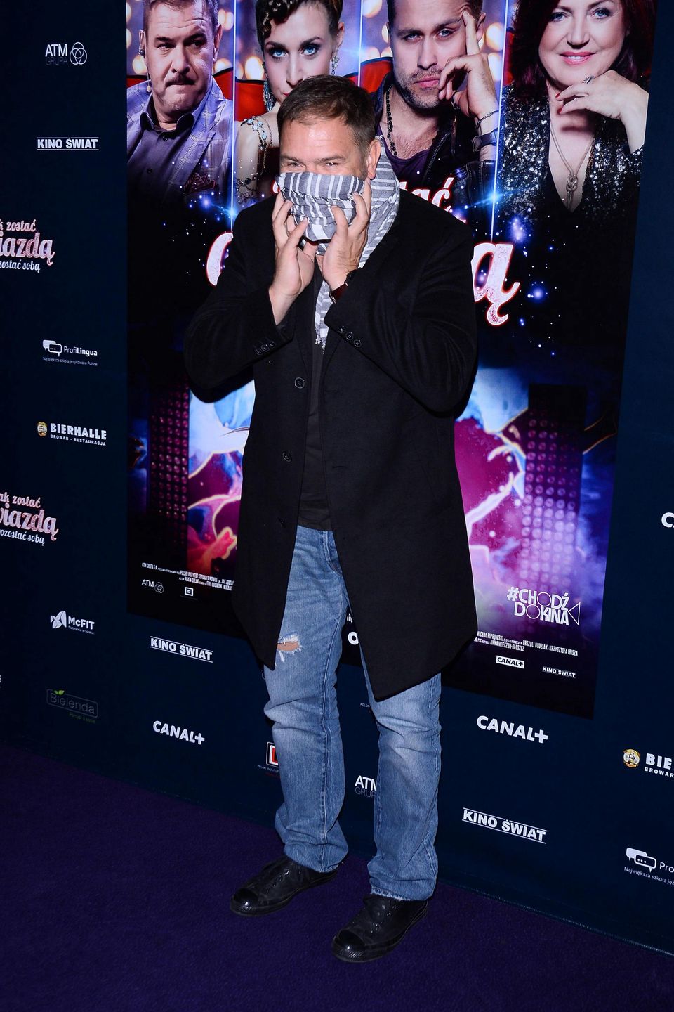 Koronasceptyczny Tomasz Karolak dokazuje na premierze filmu