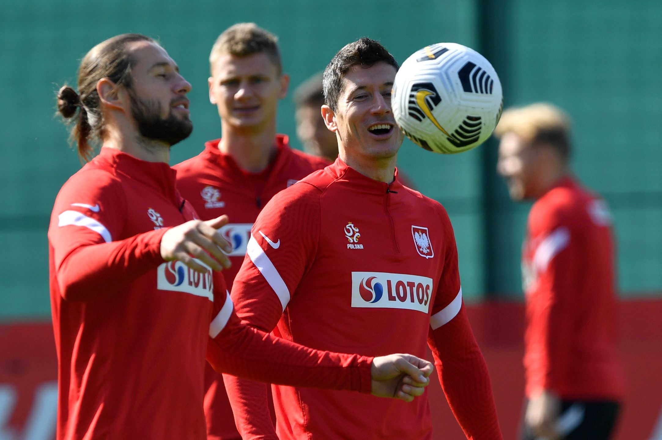 Warszawa, 07.09.2021. Piłkarze reprezentacji Polski Robert Lewandowski (P) i Grzegorz Krychowiak (L) podczas treningu kadry w Warszawie, 7 bm. Polacy przygotowują się do jutrzejszego meczu eliminacyjnego mistrzostw świata z Anglią. (gj) PAP/Piotr Nowak
