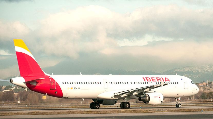Samolot airbus 321 hiszpańskich linii lotniczych uległ awarii po
