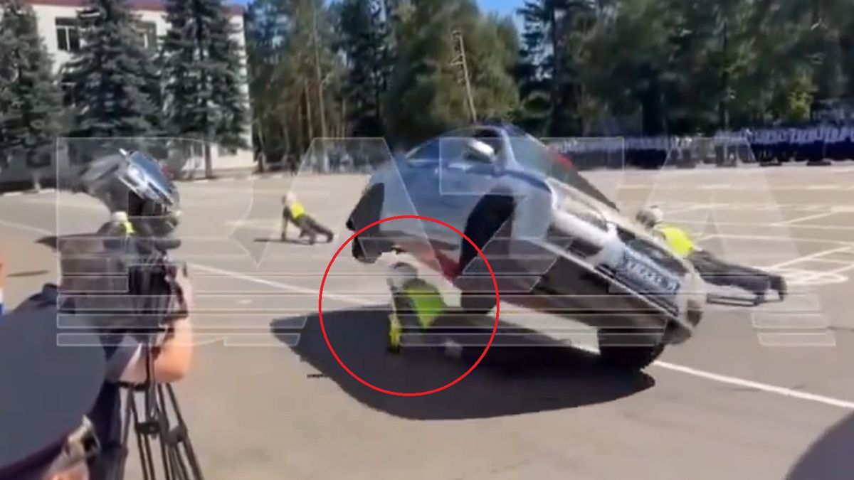 Policyjny pojazd jechał na "dwóch kółkach". W pewnej chwili spadł na funkcjonariusza 