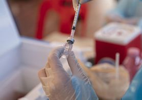 Szczepionki mogą nie wystarczyć do opanowania pandemii. Nowe ustalenia naukowców z USA