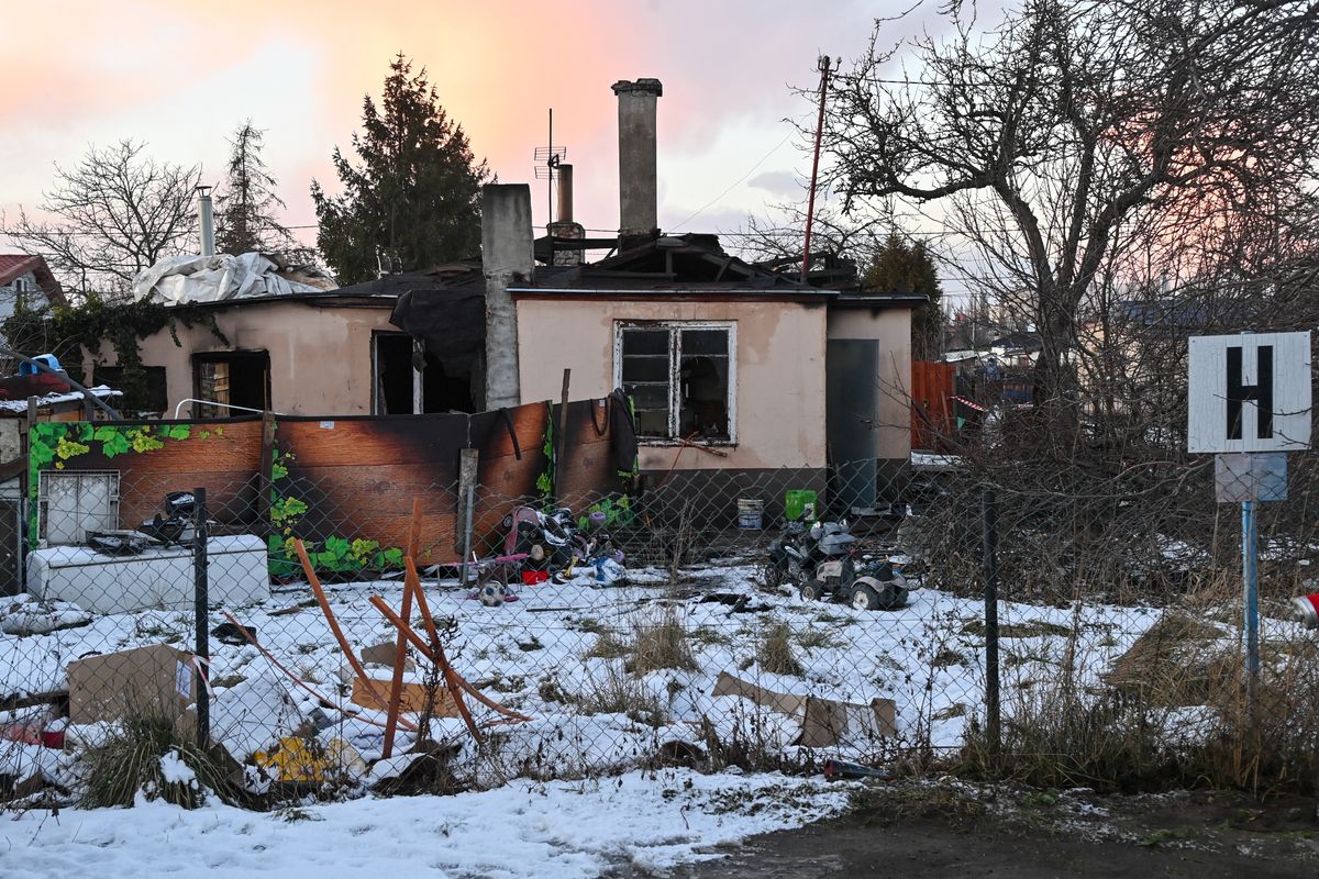 Zniszczenia po pożarze domu jednorodzinnego w Gdańsku