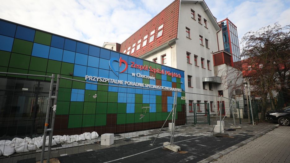 Zgodnie z umową wykonawca miał 18 miesięcy na ukończenie prac. Od tego terminu minęły już 4 miesiące, a obiekt wciąż stoi pusty, ponieważ nie dokonano odbiorów. Powodem opóźnienia jest spór między zamawiającym a wykonawcą inwestycji